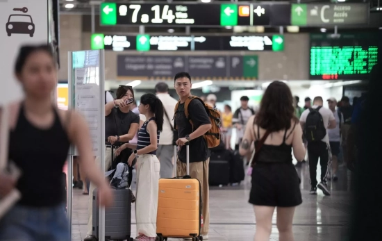 Varios turistas en la estación de Sants, en Barcelona, uno de los destinos predilectos del turismo nacional / DAVID ZORRAKINO - EUROPA PRESS Varios turistas en la estación de Sants, en Barcelona, uno de los destinos predilectos del turismo nacional / DAVID ZORRAKINO - EUROPA PRESS