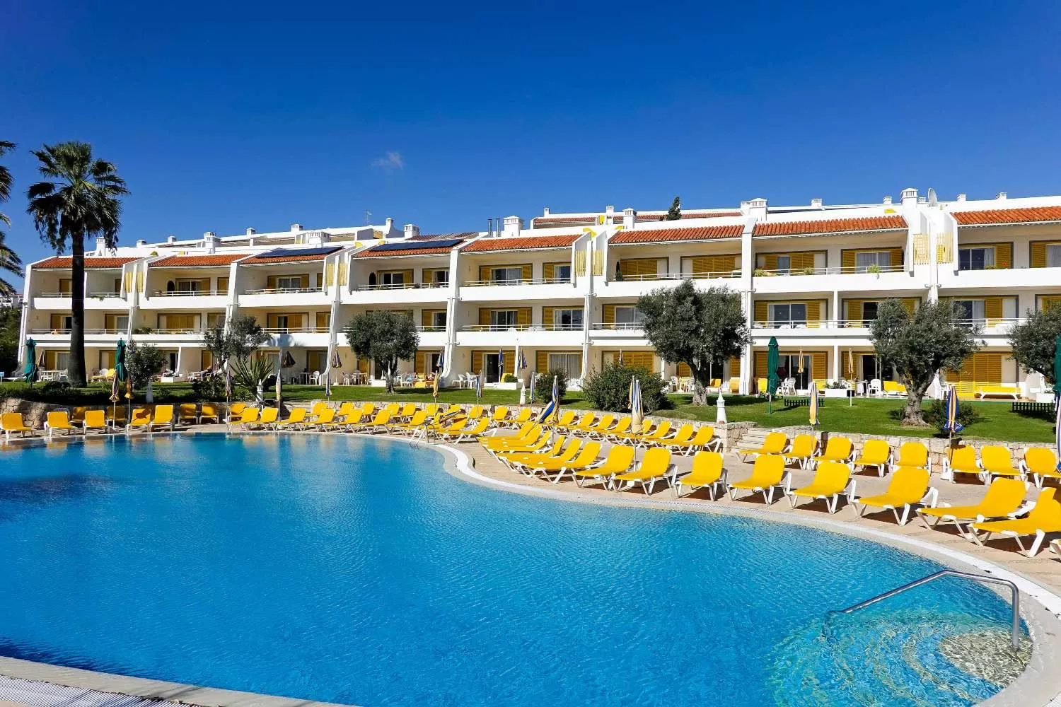 La piscina vacía de un hotel en temporada baja / UNSPLASH