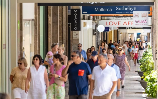 Turistas en Mallorca / EUROPA PRESS - TOMAS MOYÀ Turistas en Mallorca / EUROPA PRESS - TOMAS MOYÀ