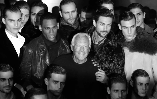 El diseñador italiano Giorgio Armani (centro) posa con modelos en 2018 MATTEO BAZZI EFE El diseñador italiano Giorgio Armani (centro) posa con modelos en 2018 MATTEO BAZZI EFE