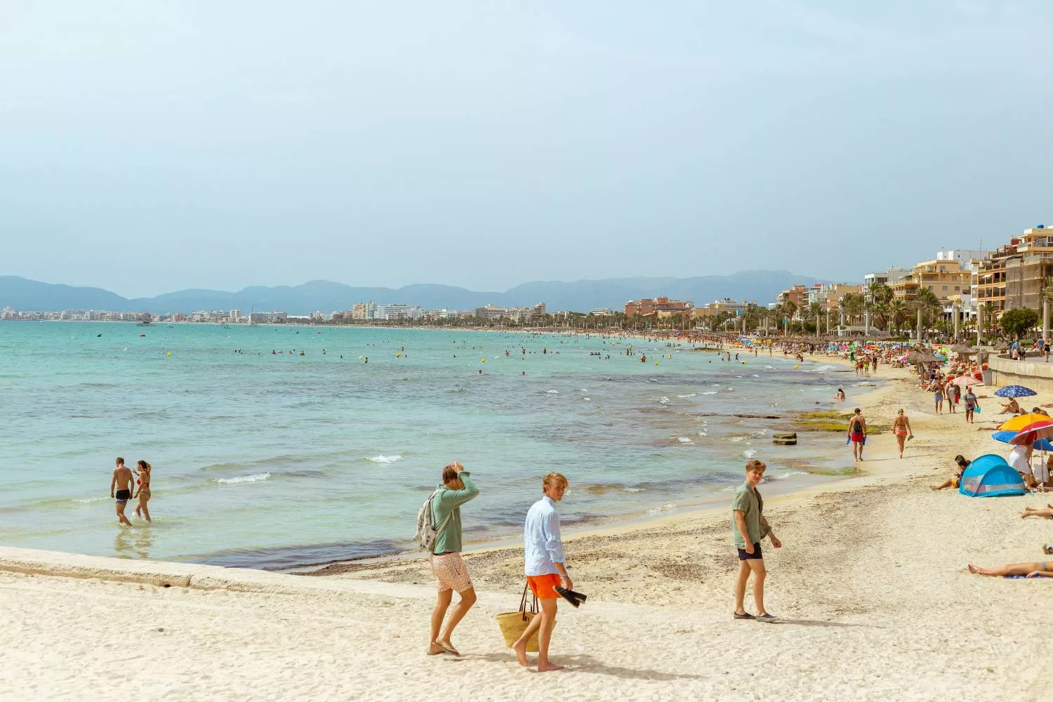 Turistas alemanes en una playa de Baleares / UNSPLASH