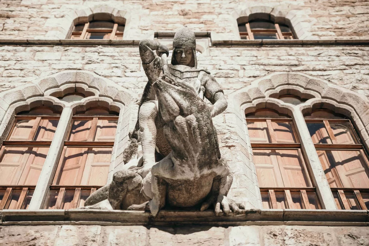 Estatua de San Jorge y el dragón que Antonio Gaudí diseñó para la fachada de la Casa Botines   MUSEO