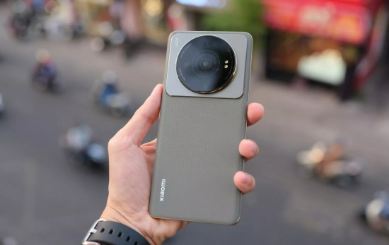 Una persona sostiene un móvil de Xiaomi / UNSPLASH Una persona sostiene un móvil de Xiaomi / UNSPLASH