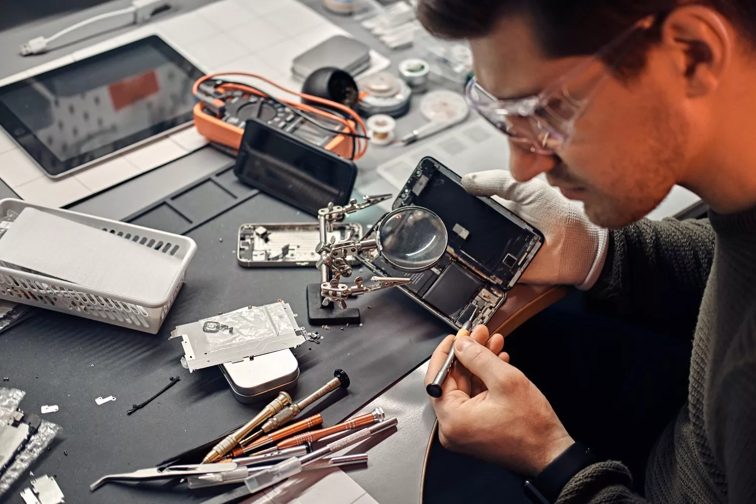 Un profesional trata de reparar un teléfono móvil de Xiaomi / FREEPIK - fxquadro