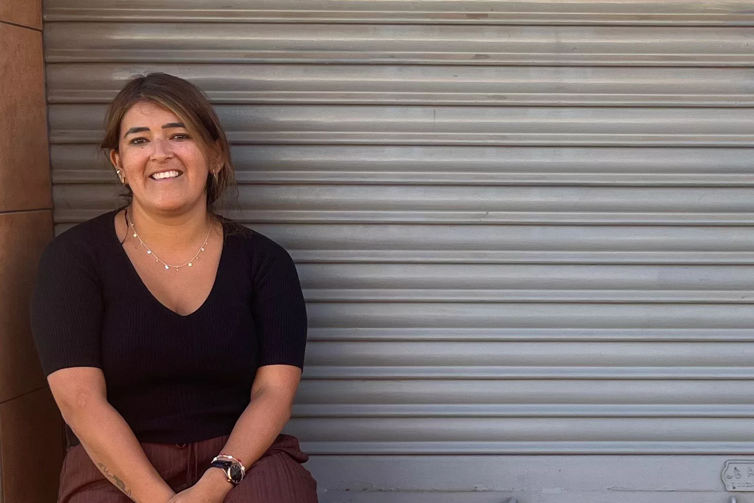 Valeria Ortiz en el bar Descanso de Torre Baró, cerrado hace más de dos años / TEO CAMINO