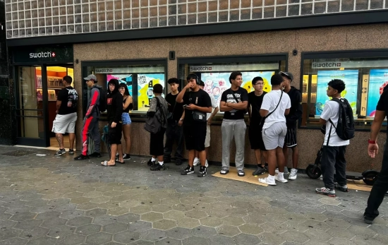 Los primeros de la cola para comprar el reloj de Swatch   ANA CARRASCO Los primeros de la cola para comprar el reloj de Swatch   ANA CARRASCO