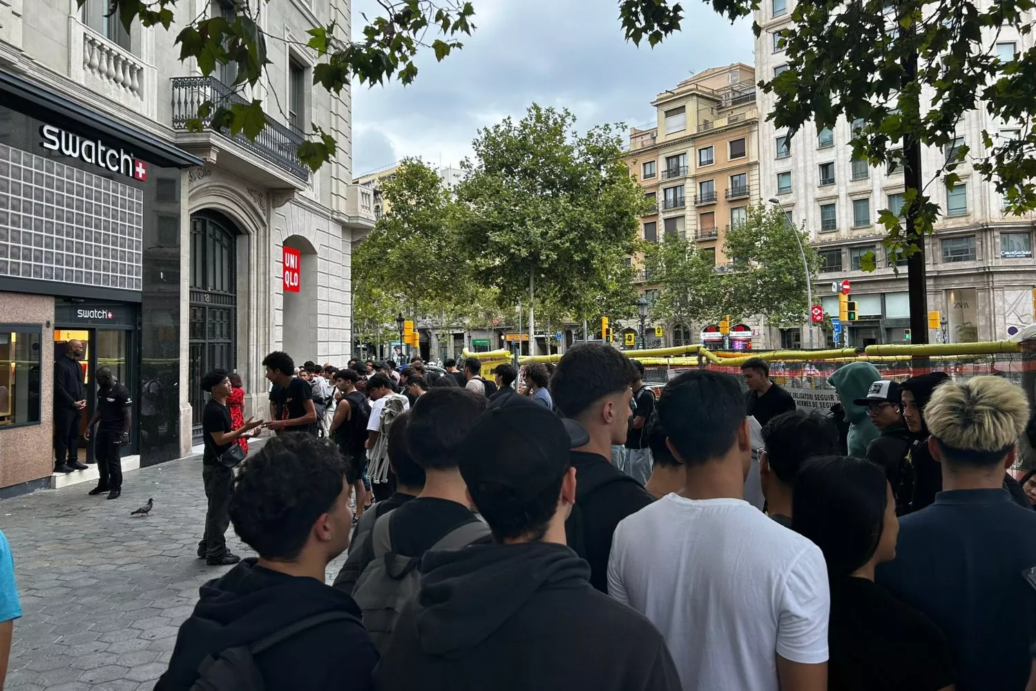 Personas haciendo cola para conseguir un reloj de 400 euros / ANA CARRASCO