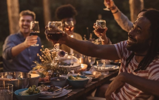 Una cena copiosa de verano entre amigos/ CANVA Una cena copiosa de verano entre amigos/ CANVA