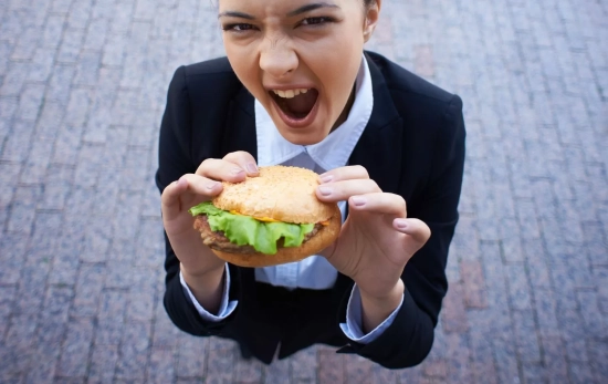 Una persona con hambre emocional/ CANVA Una persona con hambre emocional/ CANVA