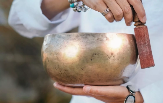 Una persona practicando una meditación budista con un cuenco tibetano/ CANVA Una persona practicando una meditación budista con un cuenco tibetano/ CANVA
