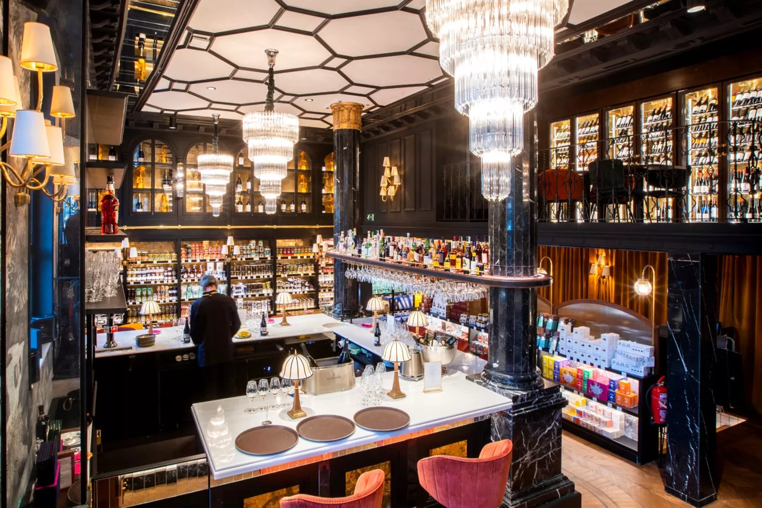 Interior de Camarasa, una de las tiendas de alimentación más sibaritas de la zona alta de Barcelona / CAMARASA