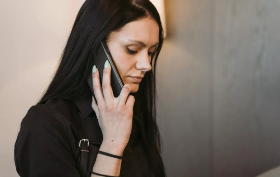 Una persona habla por teléfono / PEXELS Una persona habla por teléfono / PEXELS