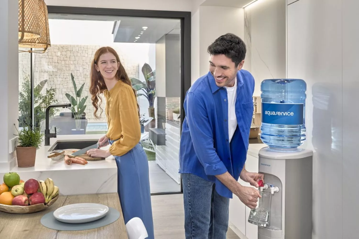 Una imagen de dos clientes de Aquaservice / AQUASERVICE
