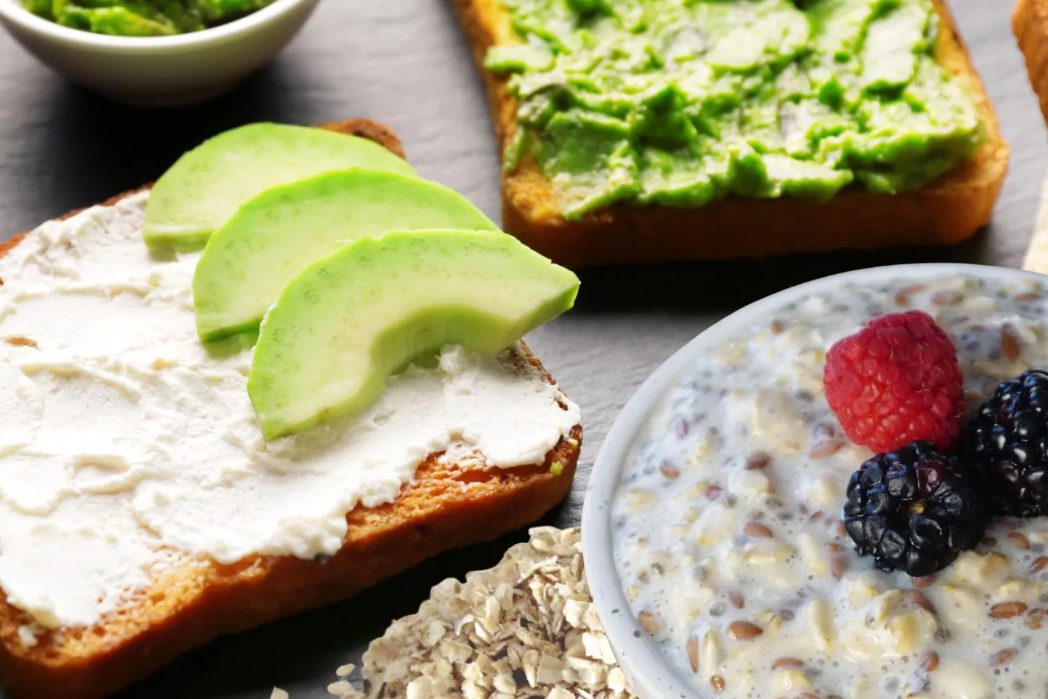 Dos comidas saludables: tostadas de aguacate y un bowl de avena post caminata / Montaje Consumidor Global