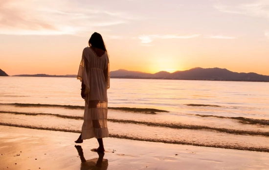 Una mujer practicando la walking meditation/ CANVA Una mujer practicando la walking meditation/ CANVA
