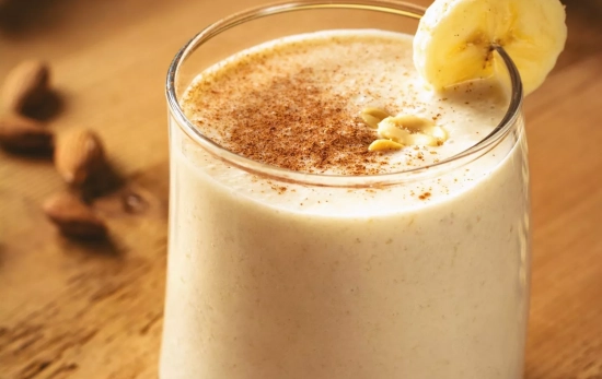 Batido de almendra, plátano y yogur griego/ CANVA