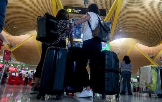 Varias personas observan el panel de salidas en un aeropuerto / RICARDO RUBIO - EUROPA PRESS Varias personas observan el panel de salidas en un aeropuerto / RICARDO RUBIO - EUROPA PRESS