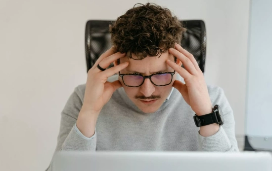 Un hombre frustrado delante de su ordenador / PEXELS Un hombre frustrado delante de su ordenador / PEXELS