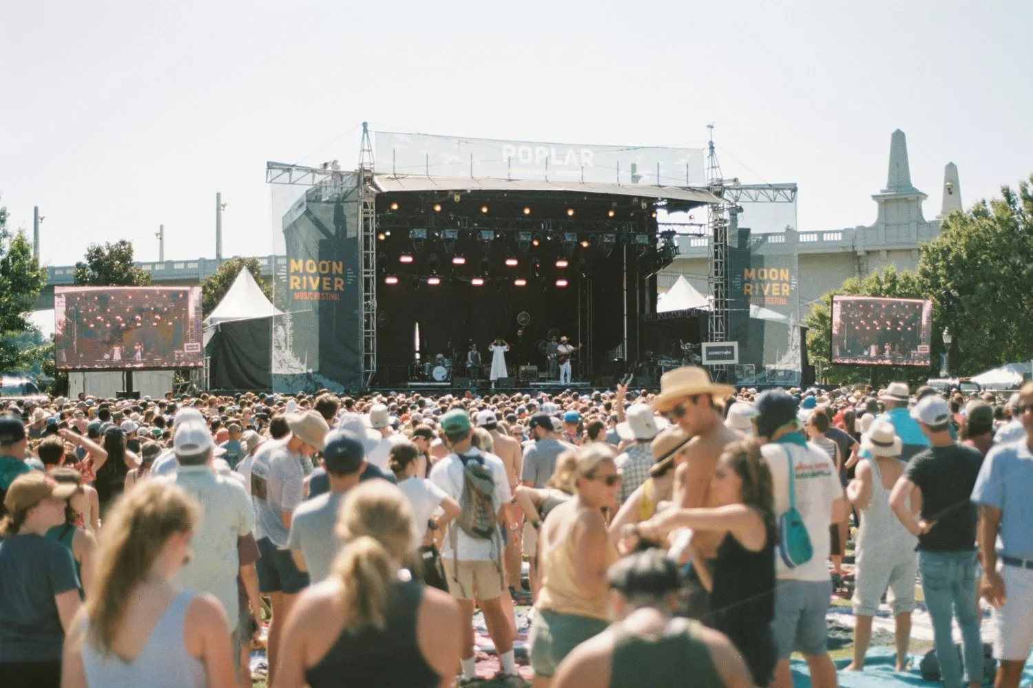 Varias personas en un festival similar a Brava Madrid / UNSPLASH