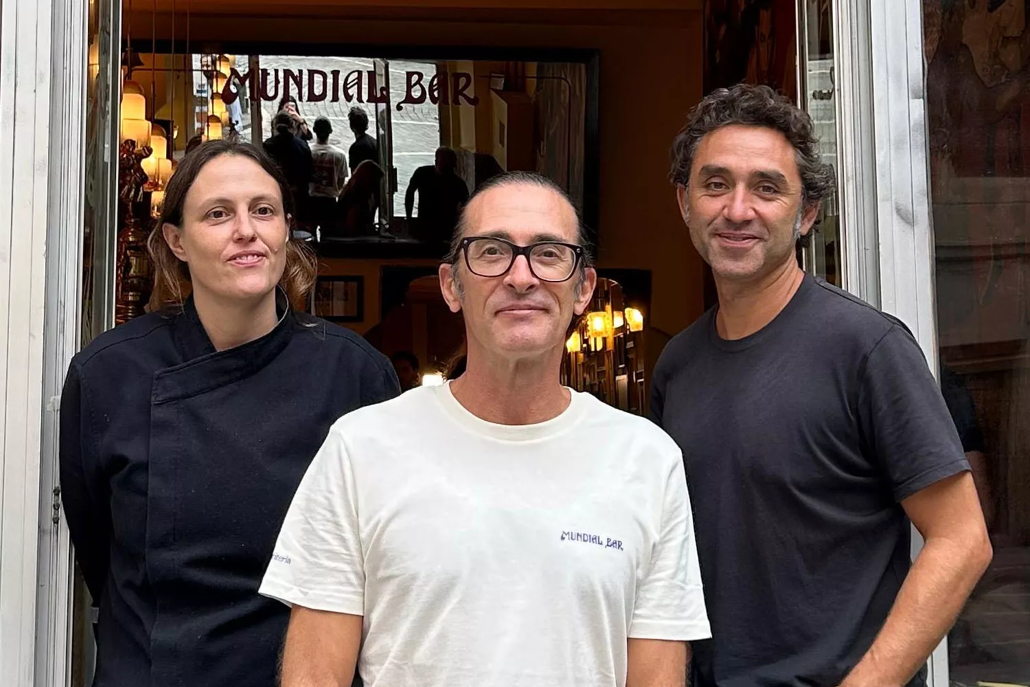 Cristina Pérez, cocinera; Faustino, jefe de barra; y Lito Baldovinos, socio de Grup Confiteria, en la puerta del bar Mundial / CEDIDA