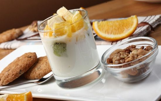 Merienda de un niño saludable: con galletas de avena caseras, yogur y fruta / PEXELS