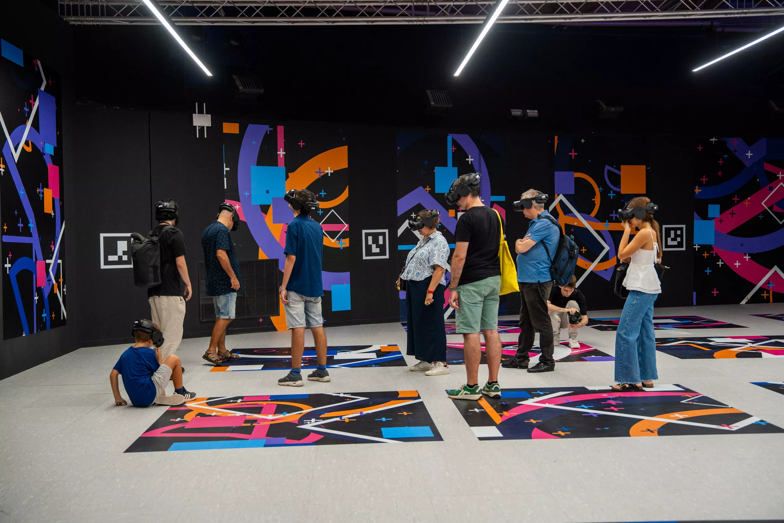 Un grupo de personas realizan la experiencia con las gafas de realidad virtual / GALA ESPÍN