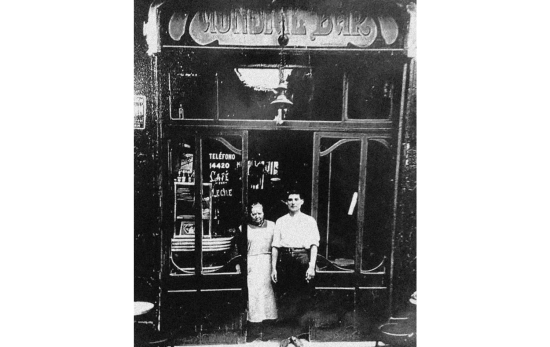 Foto antigua del bar Mundial / GRUP CONFITERIA Foto antigua del bar Mundial / GRUP CONFITERIA