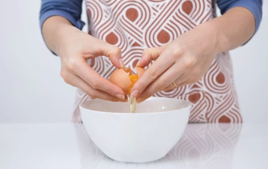 Una persona casca un huevo / FREEPIK - katemangostar Una persona casca un huevo / FREEPIK - katemangostar