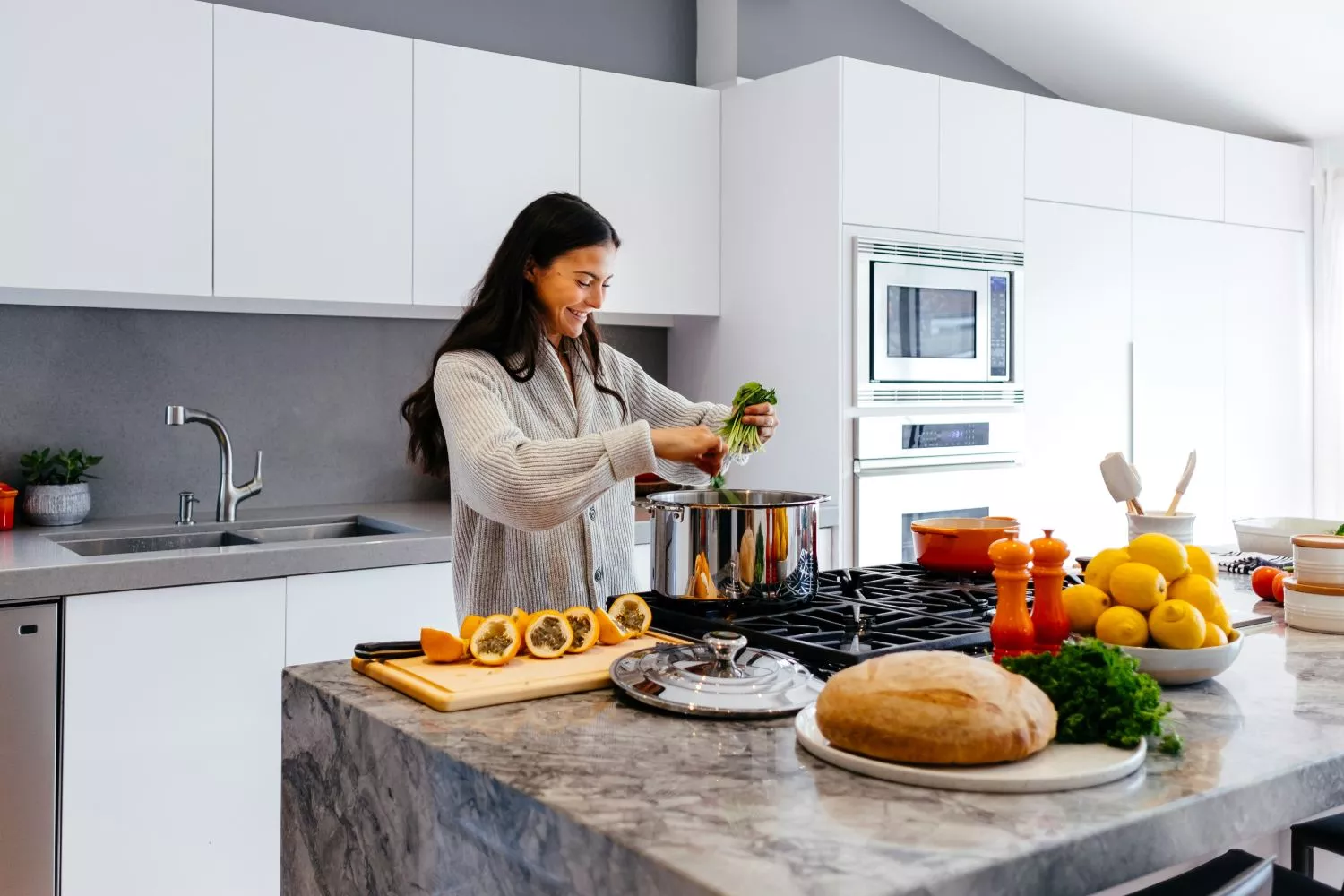 Una persona cocina con alimentos saludables / UNSPLASH