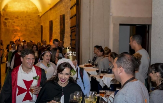 Varias personas con una copa de vino en la edición del año pasado / PROCLAMACION REINA ISABEL Varias personas con una copa de vino en la edición del año pasado / PROCLAMACION REINA ISABEL