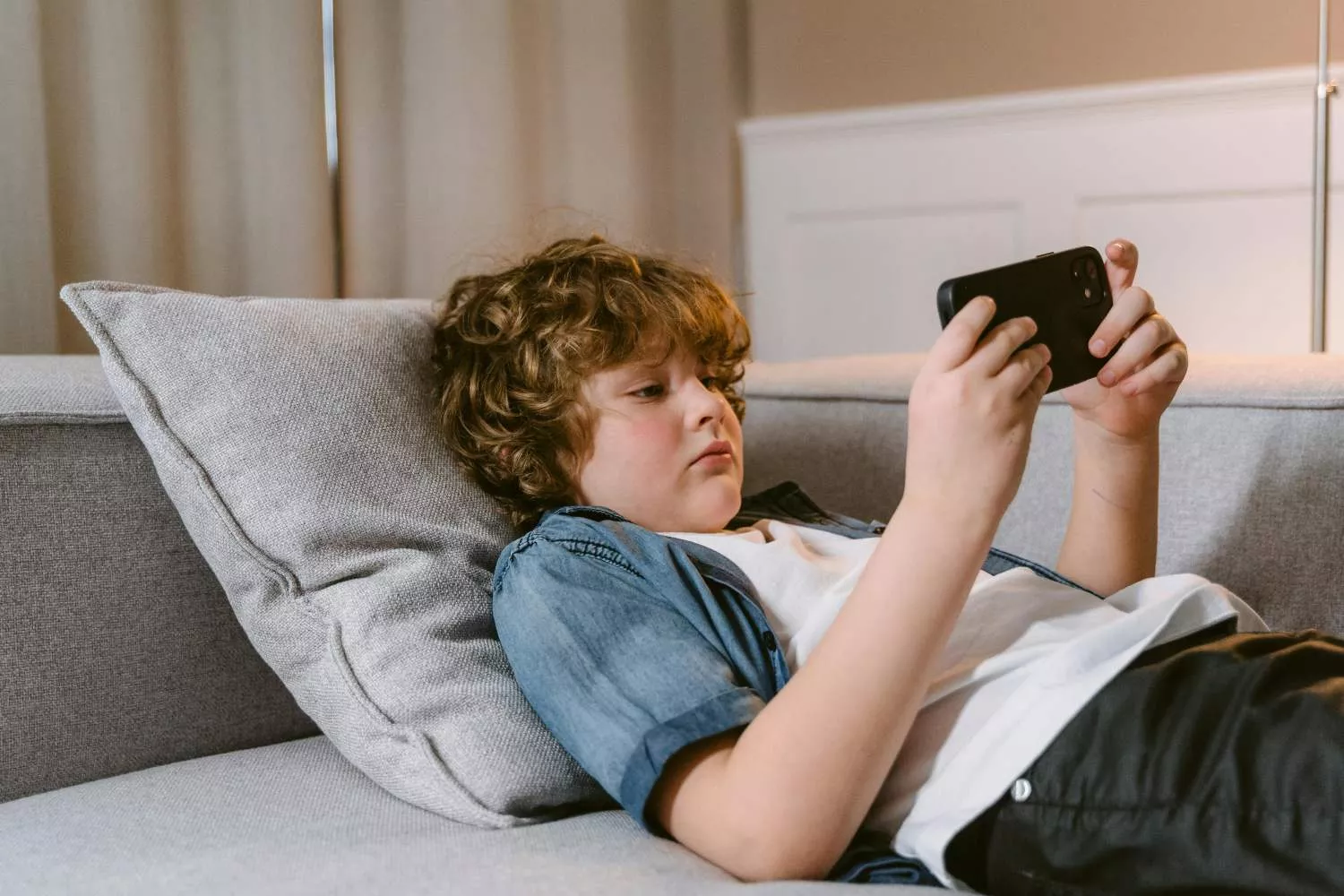 Un niño con un teléfono móvil