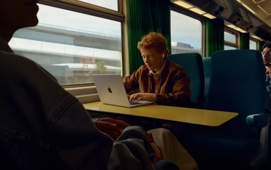 Un cliente de Apple con los AirPods Pro 3 / APPLE Un cliente de Apple con los AirPods Pro 3 / APPLE