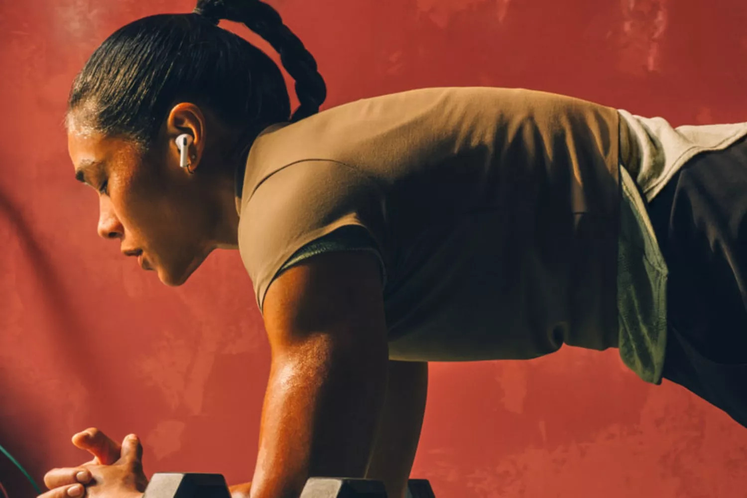 Una deportista con los nuevos AirPods Pro 3