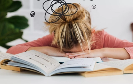Una persona con dificultades para enfrentar sus tareas diarias/ CANVA Una persona con dificultades para enfrentar sus tareas diarias/ CANVA