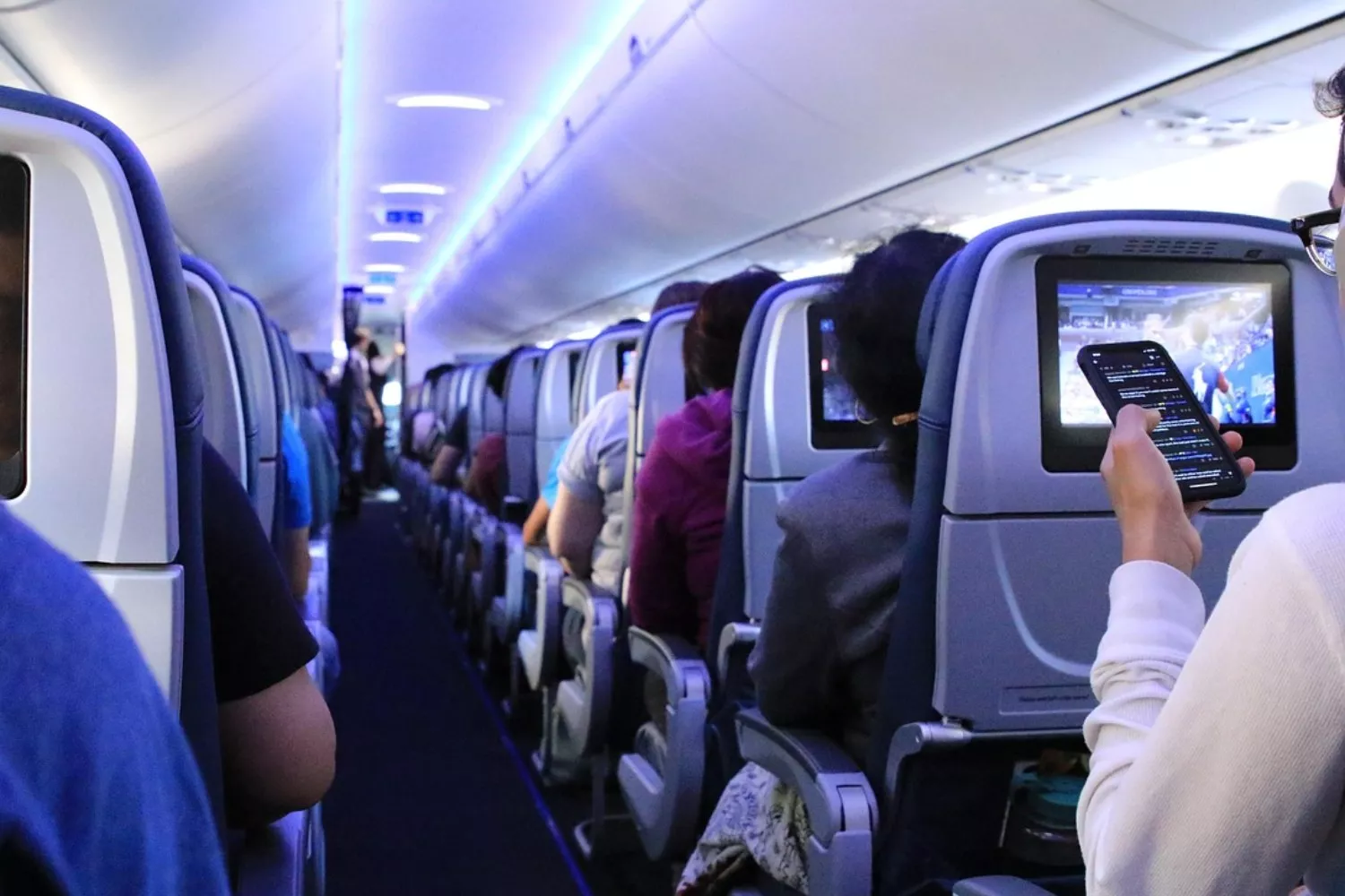 Una persona se conecta al wifi a bordo de un avión
