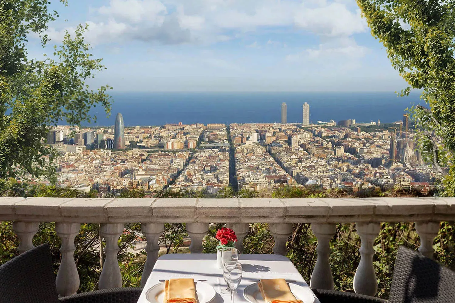 Una mesa con vistas a Barcelona / RESTAURANTE EL CORDERO