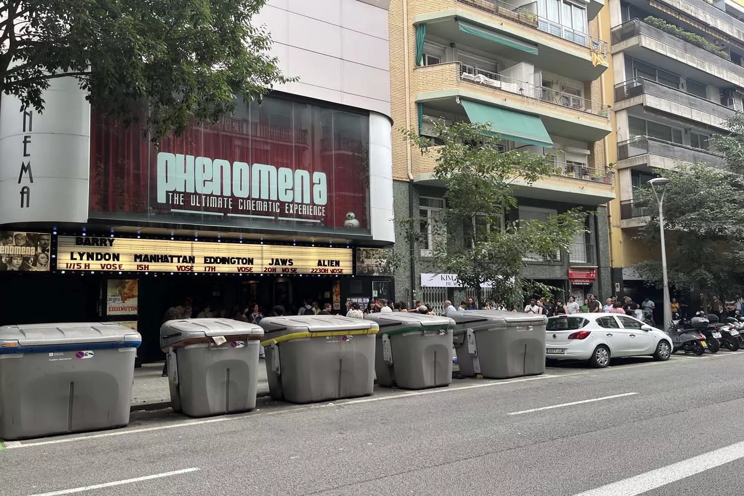 La cola para entrar a una de las últimas sesiones del cine Phenomena / TEO CAMINO