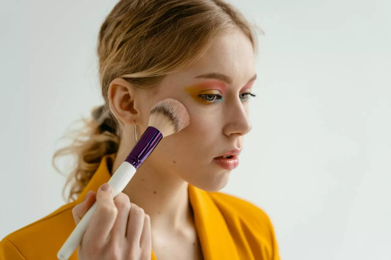 Una mujer se aplica colorete / PEXELS Una mujer se aplica colorete / PEXELS
