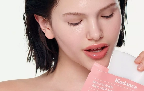 Una chica aplicándose la mascarilla Biodance /AMAZON Una chica aplicándose la mascarilla Biodance /AMAZON