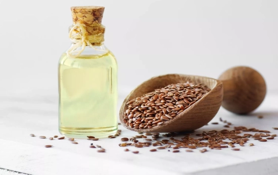Un frasco con una mascarilla casera de linaza / CANVA Un frasco con una mascarilla casera de linaza / CANVA