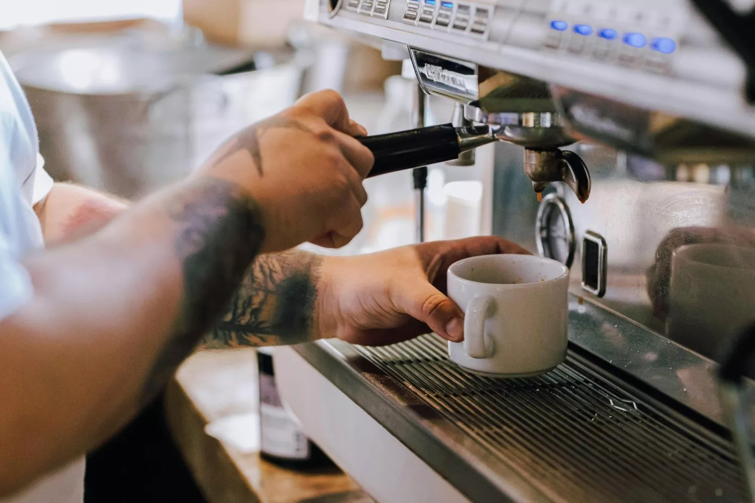 Una persona prepara un café (2)