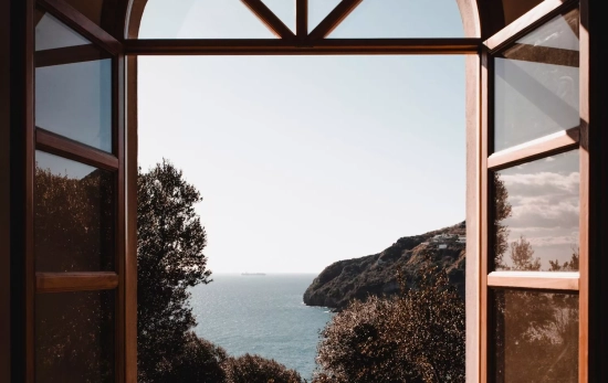 Una ventana abierta por la mañana/ CANVA