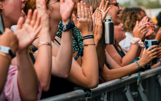 Varias personas en un festival / UNSPLASH Varias personas en un festival / UNSPLASH