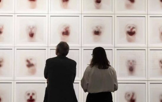 Visitantes ante una obra de Roni Horn en la exposición de CaixaForum Visitantes ante una obra de Roni Horn en la exposición de CaixaForum