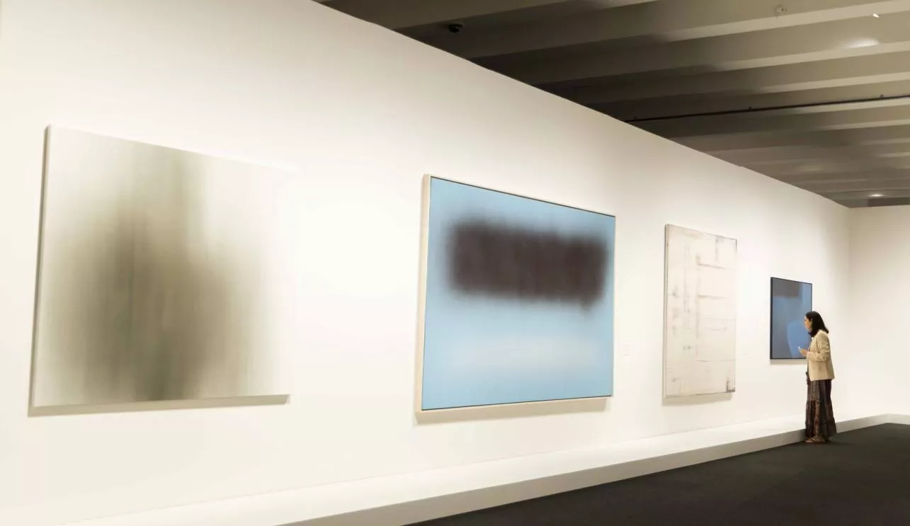 Una persona en la exposición de CaixaForum
