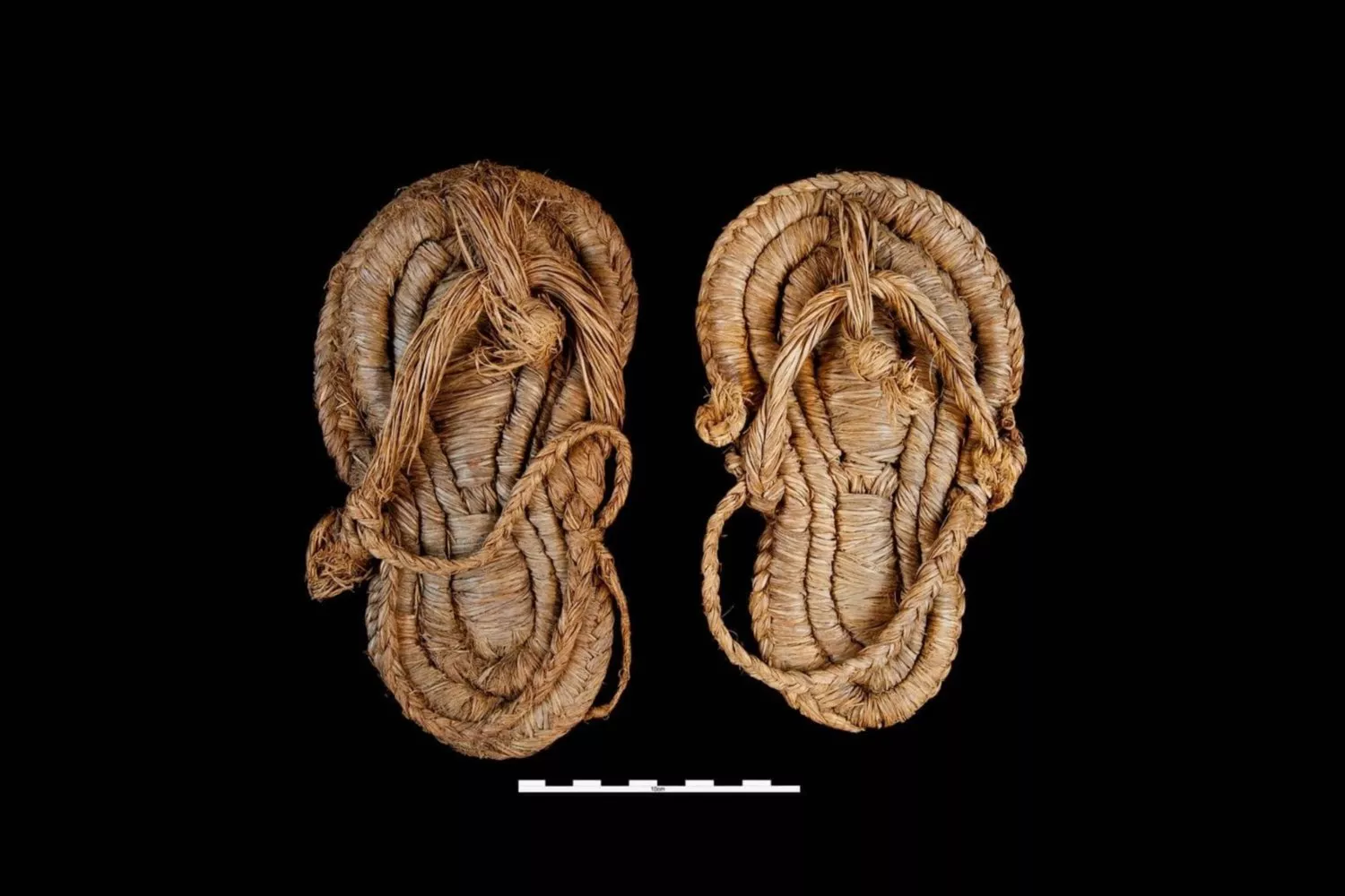 Un par de sandalias de esparto halladas en Granada que son el zapato más antiguo de Europa / MUSEO ARQUEOLÓGICO NACIONAL DE MADRID