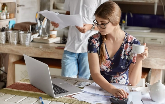 Una pareja molesta en la convivencia / FREEPIK - wayhomestudio