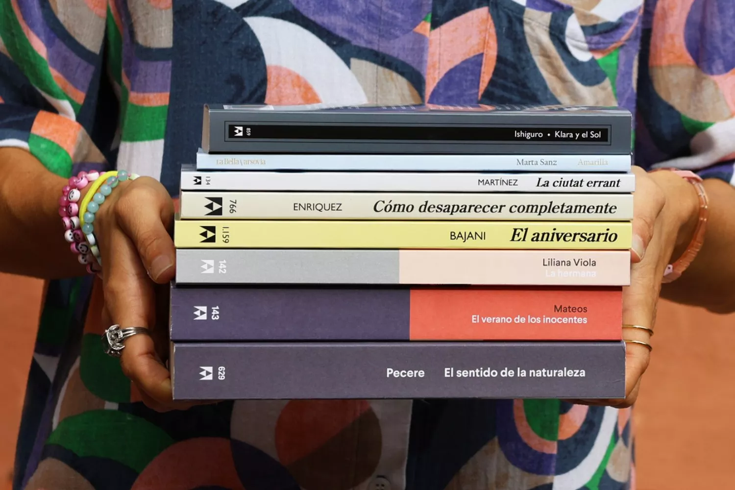 Una persona que va a leer libros de la editorial Anagrama   ANAGRAMA