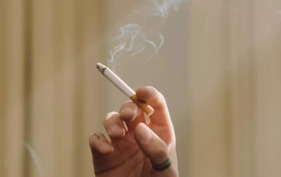 Una persona sostiene un cigarro / PEXELS Una persona sostiene un cigarro / PEXELS