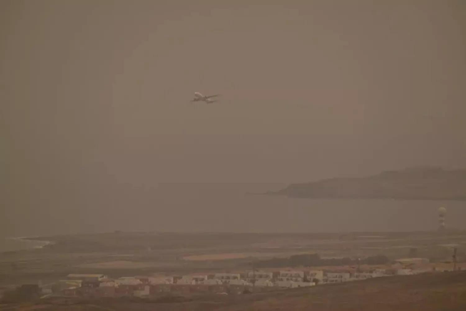  Fuerteventura (Canarias) envuelta en una densa calima / EFE - CARLOS SAÁ